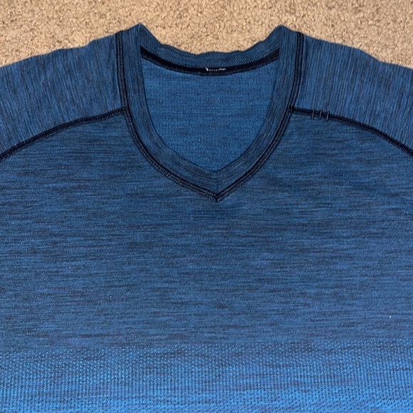 Lululemon Metal Vent Tech Short Sleeve V Neck Shirt Deep Navy Blue Red Ombre XL - Picture 4 of 8